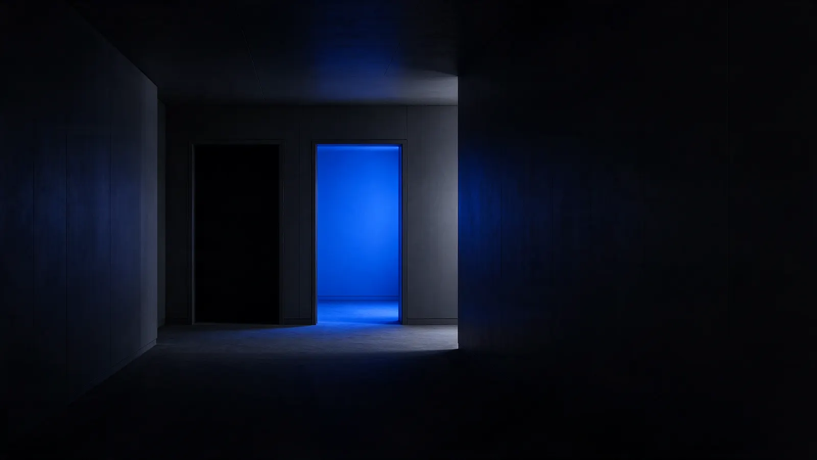 Duas portas lado a lado num corredor escuro, uma apagada e outra iluminada por dentro com luz azul