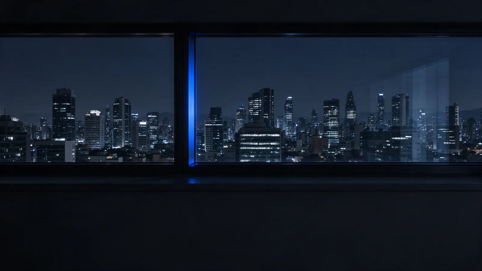 Horizonte de uma cidade latino-americana à noite visto de um escritório