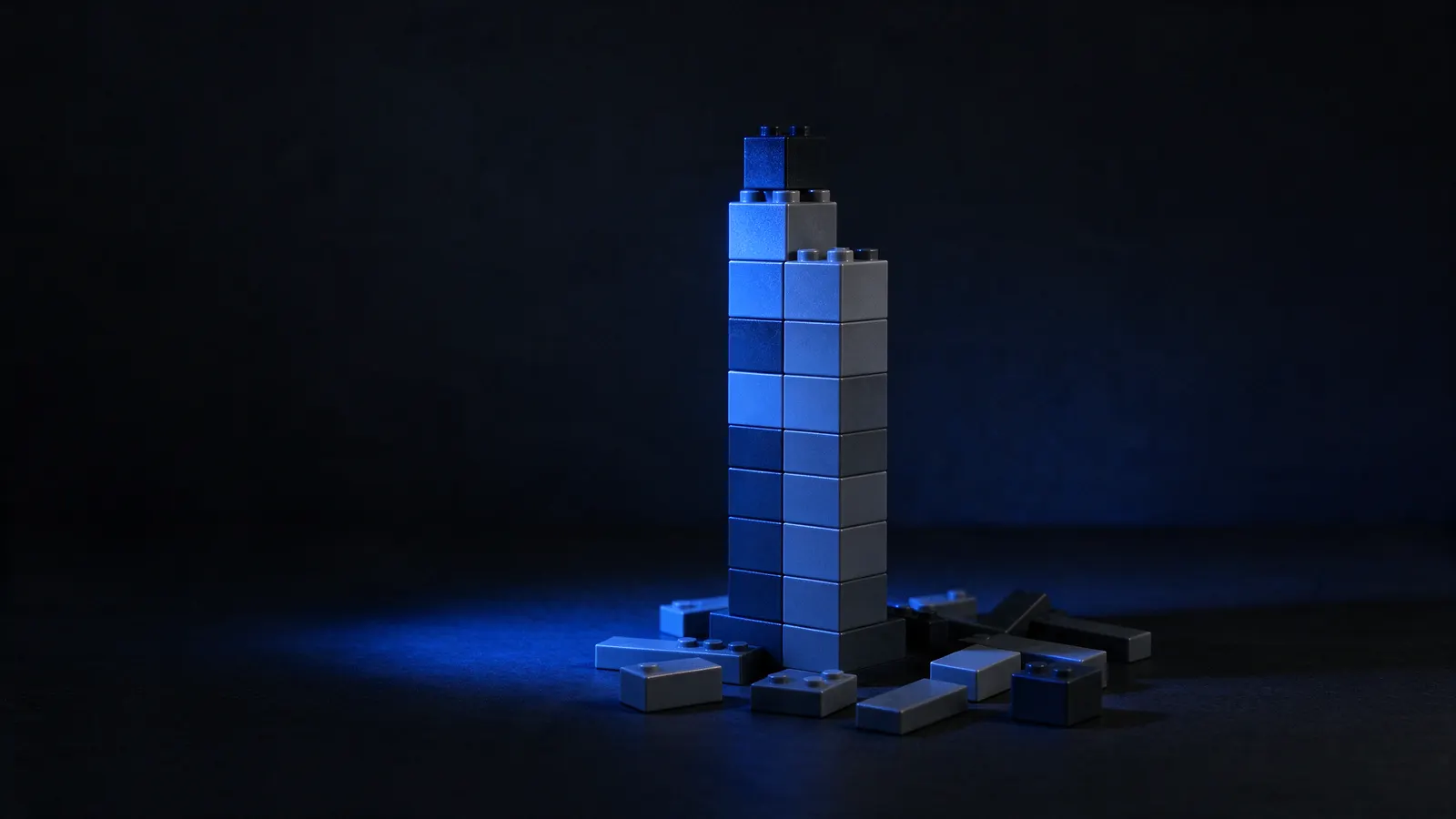 Torre de blocos sem os blocos do topo, espalhados ao redor