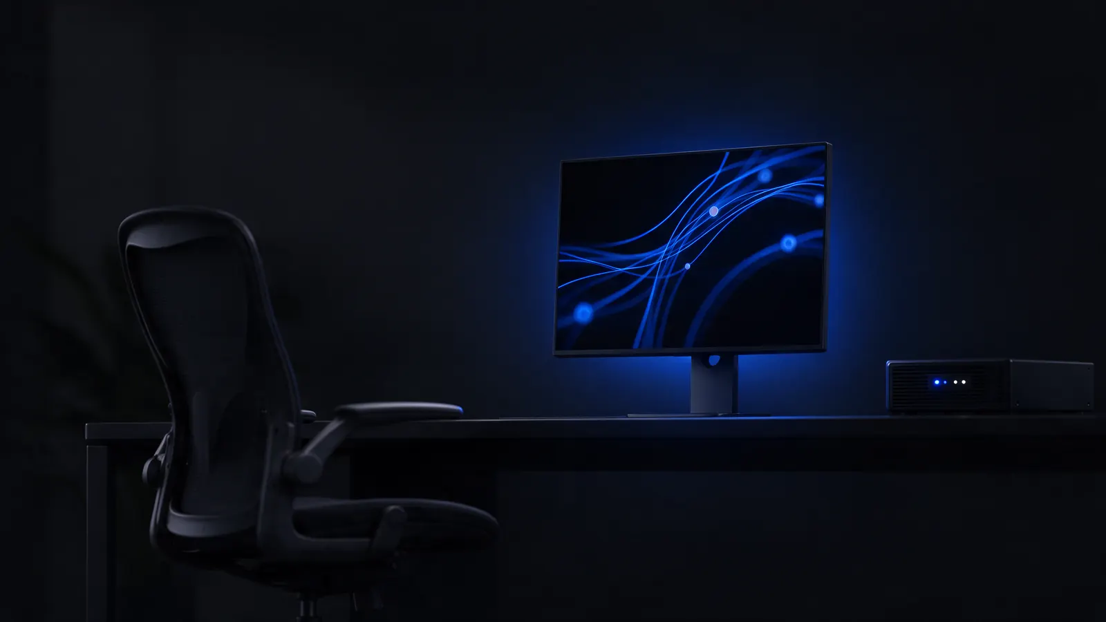 Mesa de atendimento vazia à noite, com cadeira de escritório, monitor exibindo linhas azuis de conversa e um pequeno servidor com luzes de status acesas