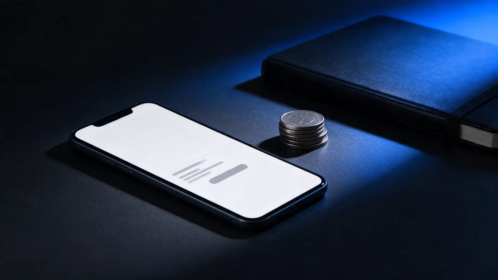 Celular sobre uma mesa escura mostrando uma página clara com blocos de texto e um botão, ao lado de uma pilha de moedas e um caderno preto iluminado por luz azul
