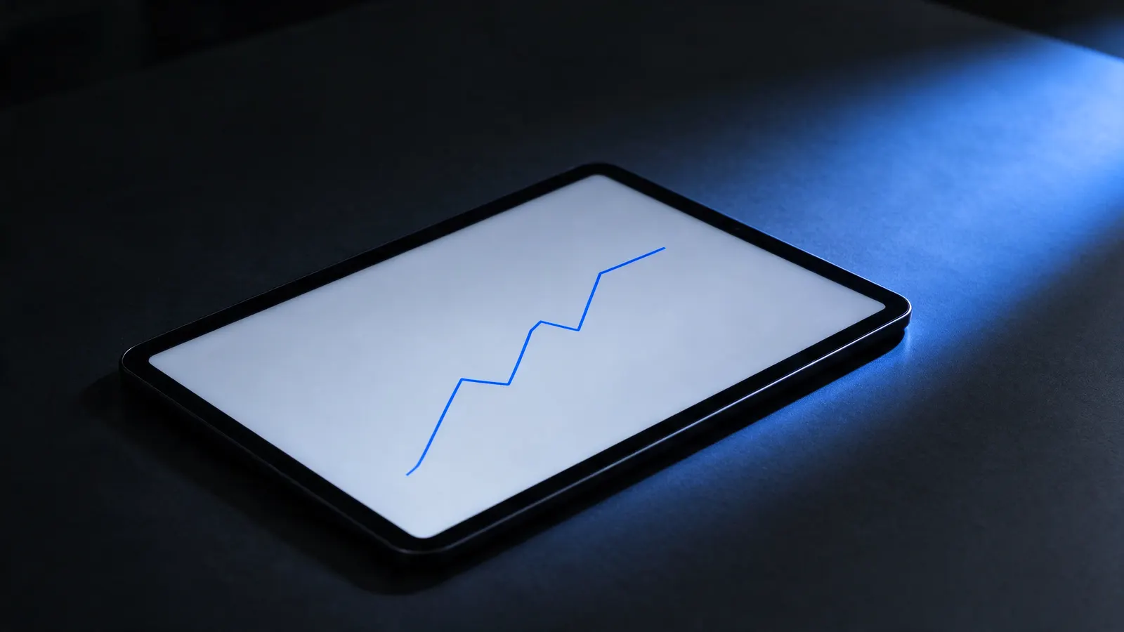 Tablet sobre a mesa com um gráfico simples subindo