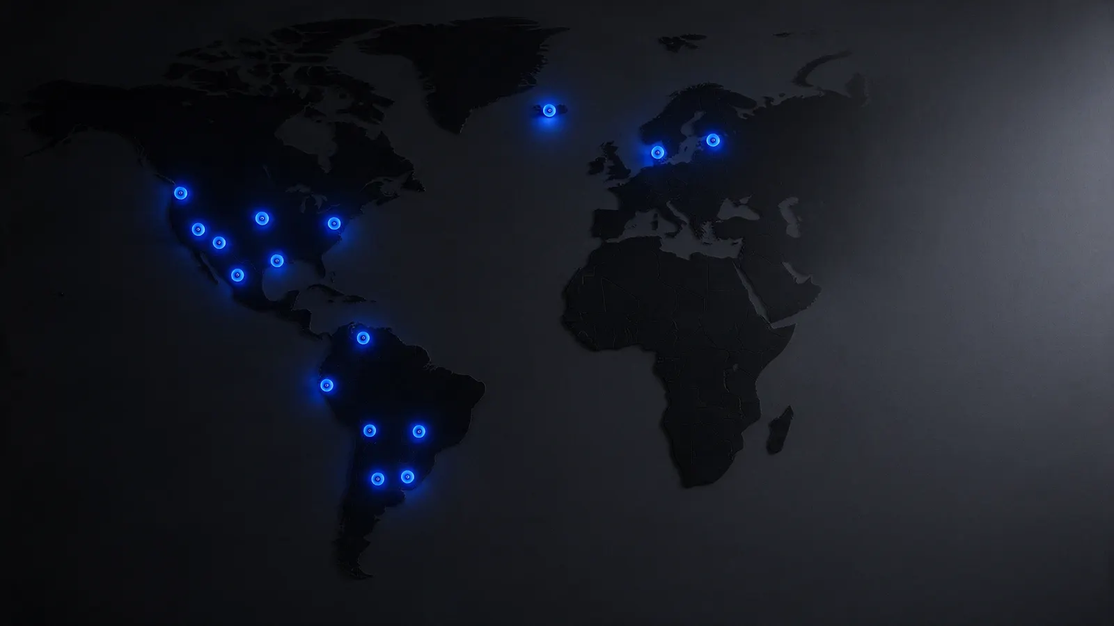 Mapa-múndi escuro com pontos azuis acesos nas Américas e na Europa