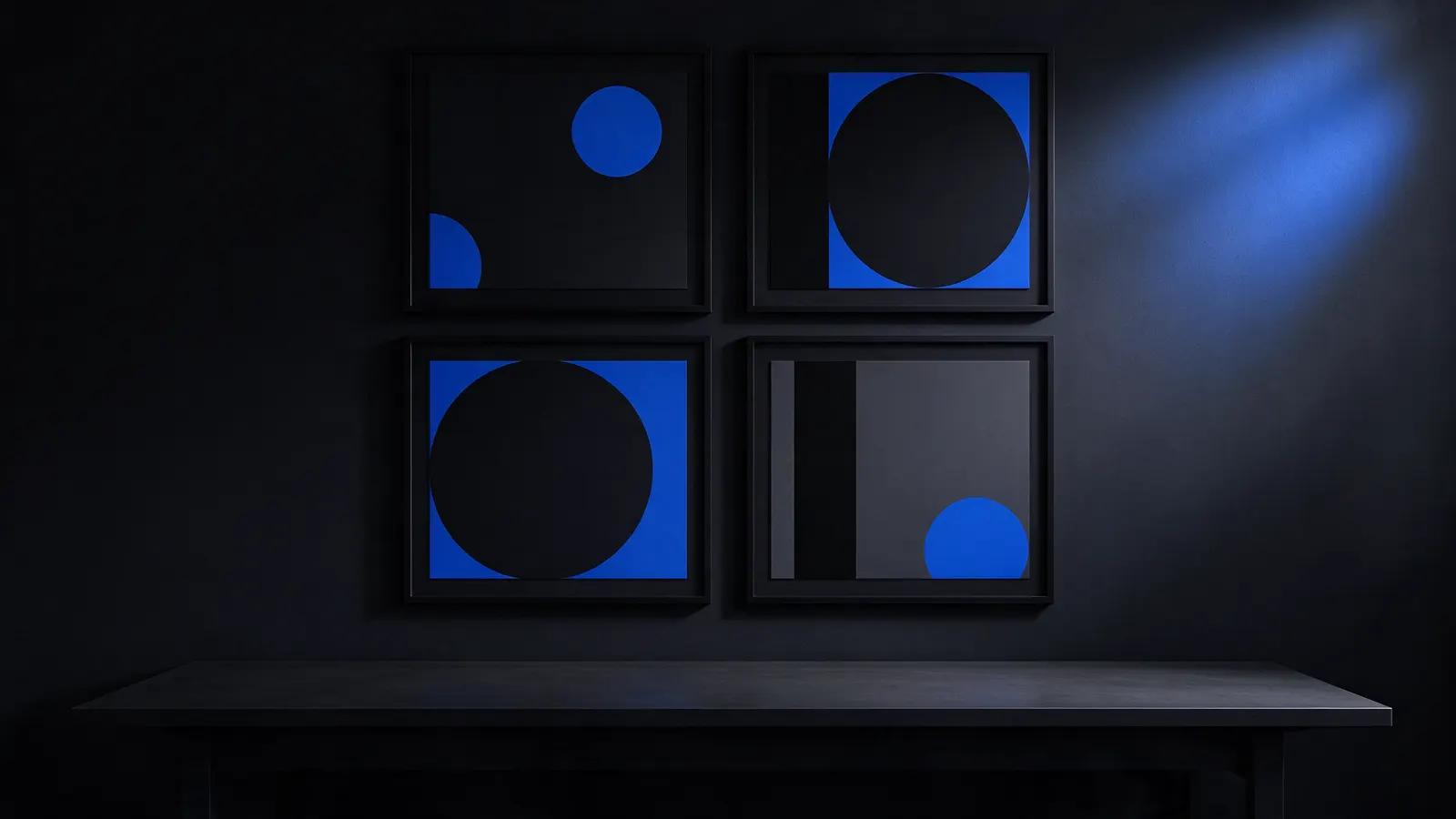Parede de estúdio com quatro quadros geométricos em preto e azul